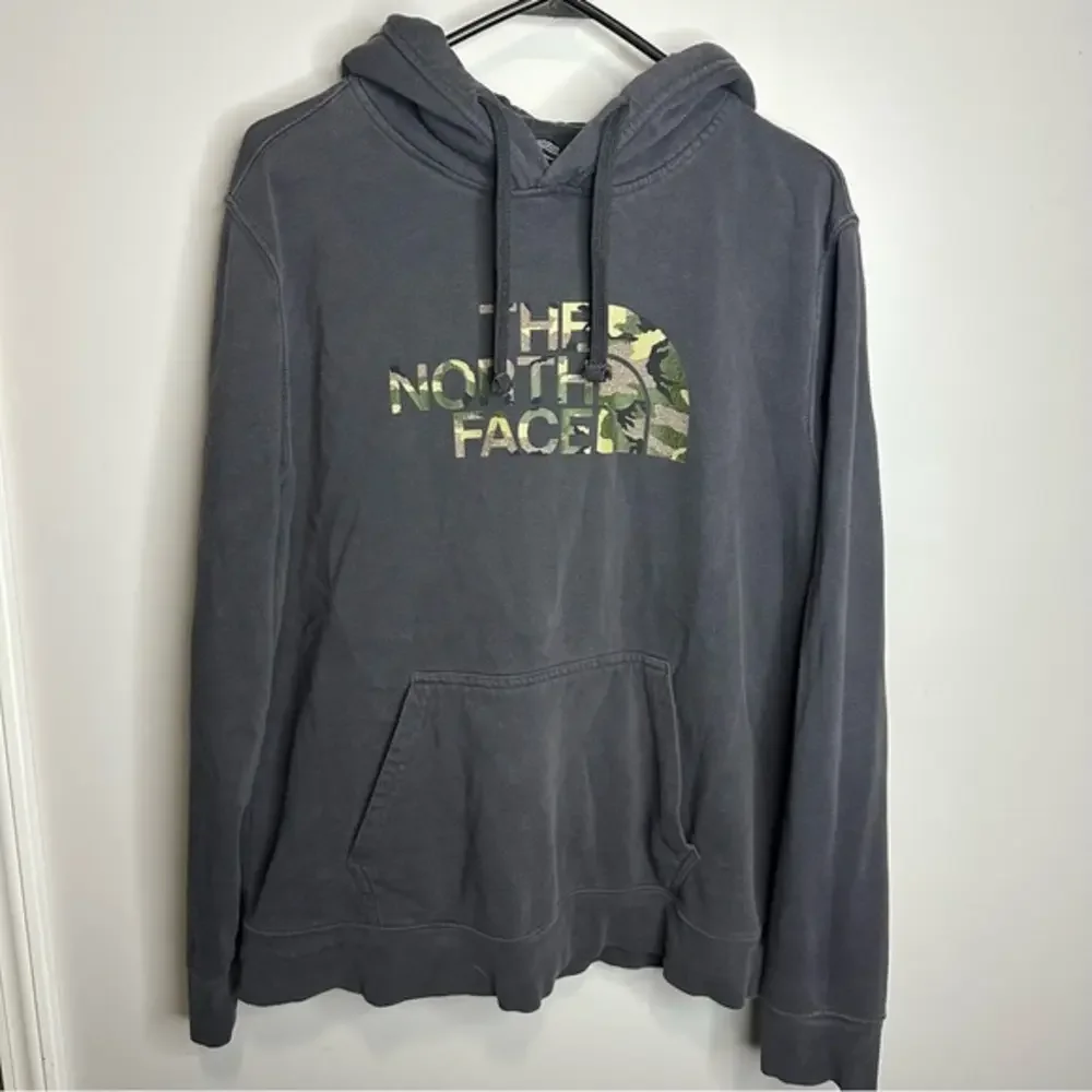 Men’s The North Face Size‎ Medium Grey/Camo Hooded Sweatshirt